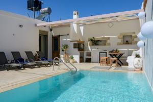 uma piscina em uma casa com pátio em Chrisanthi Elegant Villa em Pitsidia