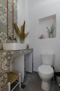 Uma casa de banho em Chrisanthi Elegant Villa