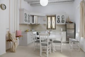 A cozinha ou kitchenette de Chrisanthi Elegant Villa