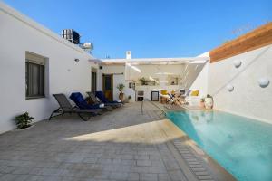 uma villa com piscina e pátio em Chrisanthi Elegant Villa em Pitsidia