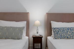 Uma cama ou camas num quarto em Chrisanthi Elegant Villa