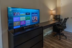 Μια τηλεόραση ή/και κέντρο ψυχαγωγίας στο NARVAEZ MASTER room private entry and bathroom