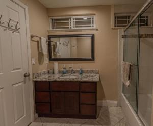 Ένα μπάνιο στο NARVAEZ MASTER room private entry and bathroom