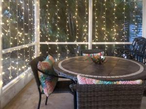 Imagen de la galería de Stylish Retro Vibes Private Bbq & Beach Access, en Sarasota