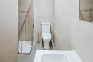 Koupelna v ubytování Ro's Lil Suites San Juan Alicante
