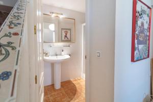 a bathroom with a sink and a mirror at Casa Mariposa in San José +32 photos