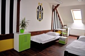מיטה או מיטות בחדר ב-Penzion První Liga