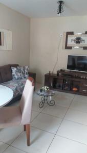 a living room with a couch and a tv at Casa da Suzy in Lençóis +19 photos