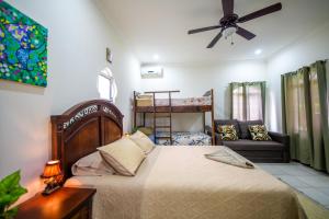 Ένα ή περισσότερα κρεβάτια σε δωμάτιο στο Villa Sirena Del Mar By Vacation Pura Vida +14 φωτογραφίες