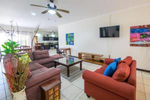 Μια τηλεόραση ή/και κέντρο ψυχαγωγίας στο Villa Sirena Del Mar By Vacation Pura Vida