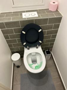 シェシーにあるdisney land apartのバスルーム(黒い椅子付きトイレ付) +73枚の写真