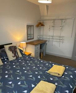 Postel nebo postele na pokoji v ubytování Unique, Large 2 bedroom Flat