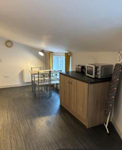 Kuchyň nebo kuchyňský kout v ubytování Unique, Large 2 bedroom Flat