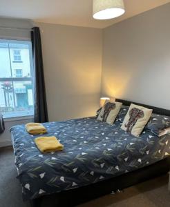 Postel nebo postele na pokoji v ubytování Unique, Large 2 bedroom Flat