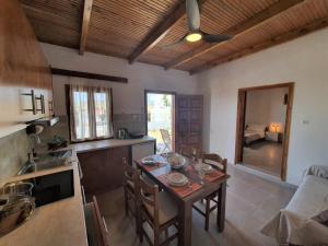 eine Küche mit einem Holztisch in einem Zimmer in der Unterkunft Poseidon House, With Seaview in Kalamaki