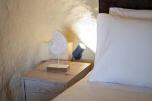 Ένα ή περισσότερα κρεβάτια σε δωμάτιο στο Theasis Luxury Cave House, With Sea & Cave View +51 φωτογραφίες