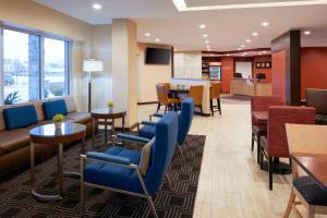 poczekalnia z niebieskimi krzesłami i stołami w obiekcie TownePlace Suites by Marriott Jackson w mieście Jackson