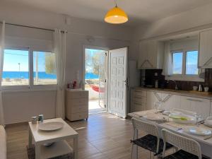 カラマキにあるZen Seaside Apartmentのキッチン(テーブル、椅子付)