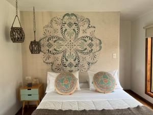 纳塔列斯港Kayu Loft的一间卧室，床上有两个枕头