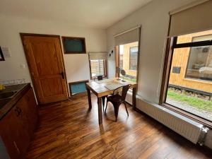 Habitación con mesa de madera y ventana. en Kayu Loft, en Puerto Natales 11 fotos más