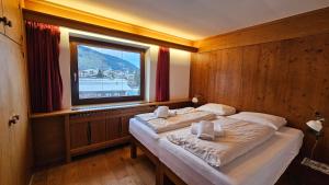 Rúm í herbergi á Absolute Active Resort Margret