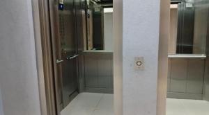 Un baño con ducha y puerta de cristal. en Armónico en Bs As, en Buenos Aires 20 fotos más