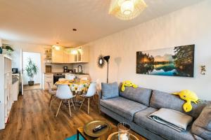 un soggiorno con un divano e un tavolo di UFO´s Holiday Resort a Bad Reichenhall