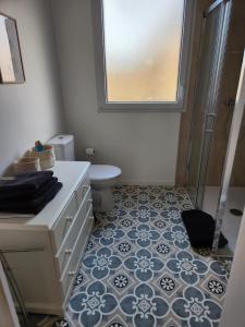 Bilik mandi di Ti an holen Maison familiale de charme à 5mn à pied de la plage et du port