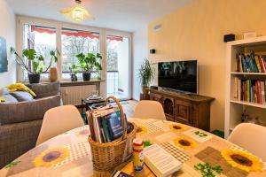 un soggiorno con tavolo e girasoli di UFO´s Holiday Resort a Bad Reichenhall