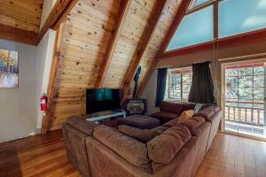 un salon avec un canapé et une télévision dans l'établissement Everness Dawn Retreat*, à Mevers