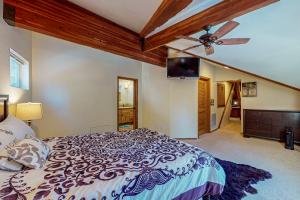 une chambre avec un lit et un ventilateur de plafond dans l'établissement Everness Dawn Retreat*, à Mevers