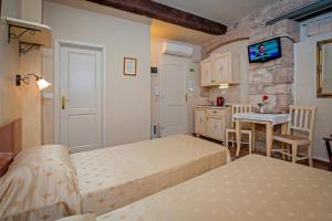 Łóżko lub łóżka w pokoju w obiekcie Residence MARCO POLO Centro Storico