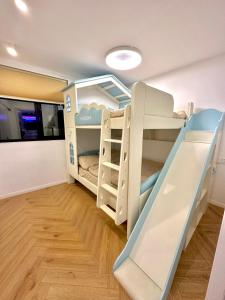 una camera con due letti a castello di ZHome-Three floors 4 bedrooms - near Nanjing Road a Shanghai