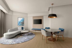 TV a/nebo společenská místnost v ubytování Putrajaya Marriott Hotel