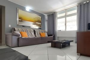 a living room with a couch and a coffee table at 407 Sul - Ideal para família/grupo. Local nota 10 in Brasilia