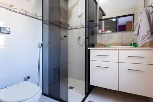 a bathroom with a shower and a toilet and a sink at 407 Sul - Ideal para família/grupo. Local nota 10 in Brasilia +46 photos