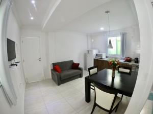 Μια τηλεόραση ή/και κέντρο ψυχαγωγίας στο Apartamento 4 min da praia