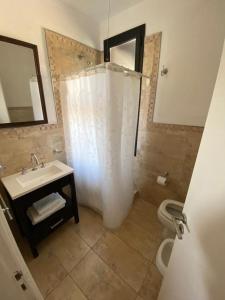 Un baño con ducha, lavabo e inodoro. en Beautiful apartment in residential complex, en Pinamar 4 fotos más