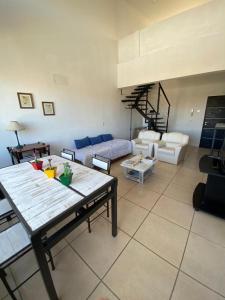 una sala de estar con un sofá y una mesa en Beautiful apartment in residential complex, en Pinamar