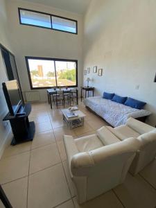 Una sala de estar con un sofá y un televisor. en Beautiful apartment in residential complex, en Pinamar