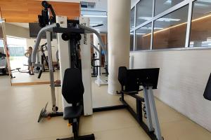 巴西利亚Vision, local nota 10! Academia, sauna e piscinas.的健身房设有跑步机和跑步机