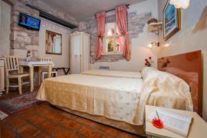 Łóżko lub łóżka w pokoju w obiekcie Residence MARCO POLO Centro Storico