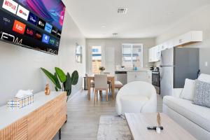 ein Wohnzimmer mit Couch und Küche in der Unterkunft Spacious Two Bedroom Two Bathroom with Free Parking and Cozy Beds in Glendale