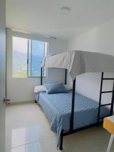 Ένα ή περισσότερα κρεβάτια σε δωμάτιο στο Linda Vista - Apartamento Ibague - Varsovia Club Residencial
