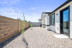 グレンデールにあるElegant Two Bedroom Apartment with Free Parking and Plush Bedsの塀の前に小木が生えている