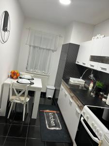 a small kitchen with a table and a counter top at Stan na dan Pozarevac Apartman Olja in Požarevac