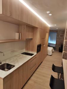 Kuchyňa alebo kuchynka v ubytovaní Apartamentos A pousa do Asma + 37 fotografií
