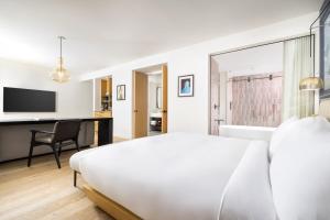 Timbri Hotel San Francisco, Curio Collection by Hilton客房内的一张或多张床位