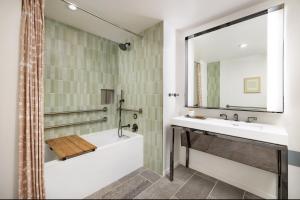 Timbri Hotel San Francisco, Curio Collection by Hilton的一间浴室