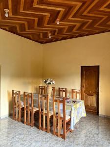 ein Esszimmer mit Tisch und Stühlen in der Unterkunft Villa Serena in Bandjoun + 2 Fotos